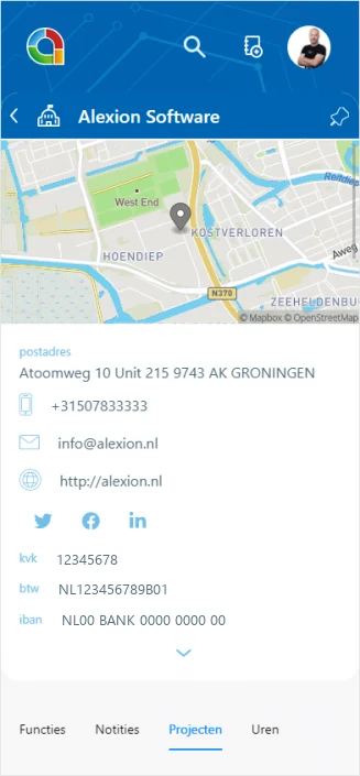 De app op een telefoon: de relatiekaart met adres, telefoonnummer en een kaartje van de locatie.