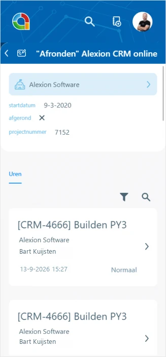 De app op een telefoon: de geschreven uren bij een project.